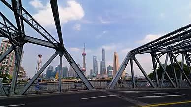 上海外滩白渡桥车流行人实拍视频的预览图